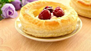 Волованы с творогом и вишней