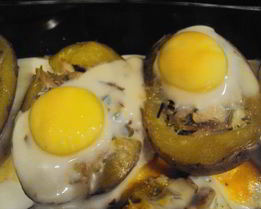 Фаршированный картофель с глазуньей