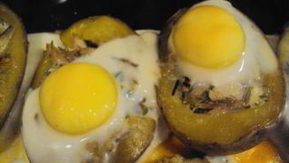 Фаршированный картофель с глазуньей