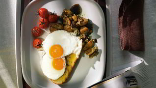 Глазунья с белыми грибами и печеными помидорами