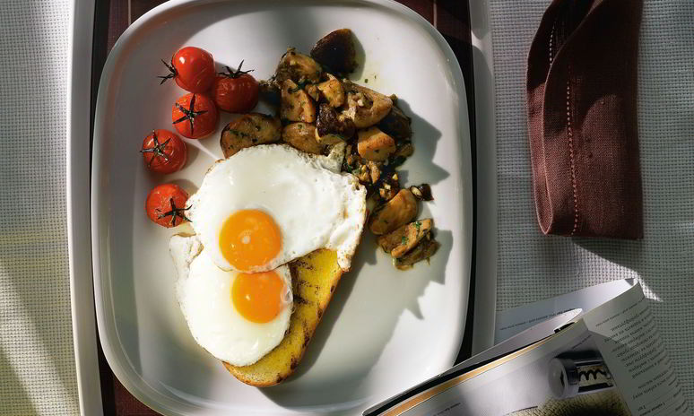 Рецепт глазуньи с белыми грибами и печеными помидорами