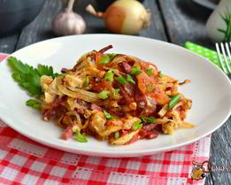 Яичница-болтунья с колбасой и помидорами