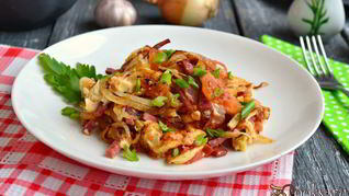 Яичница-болтунья с колбасой и помидорами