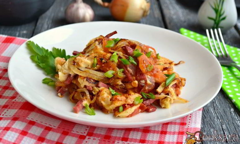 Рецепт яичницы-болтуньи с колбасой и помидорами