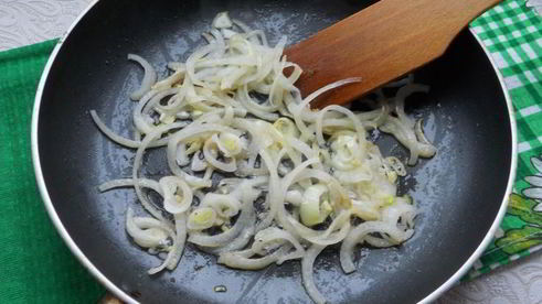 яичница-болтунья с колбасой и помидорами