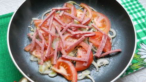 яичница-болтунья с колбасой и помидорами