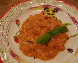 Яичница-болтунья с помидорами и базиликом