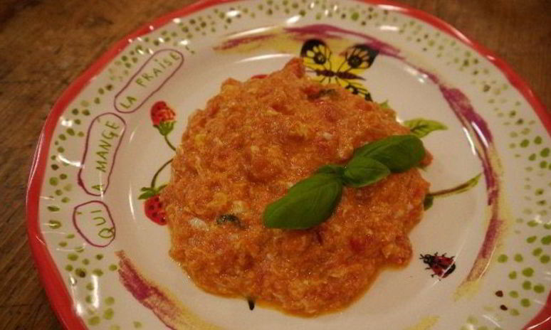 Рецепт яичницы-болтуньи с помидорами и базиликом