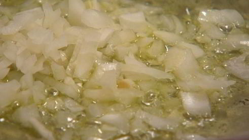 яичница-болтунья с помидорами и базиликом