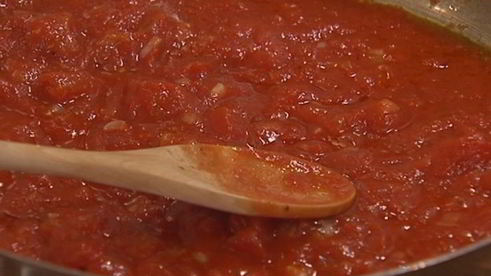 яичница-болтунья с помидорами и базиликом