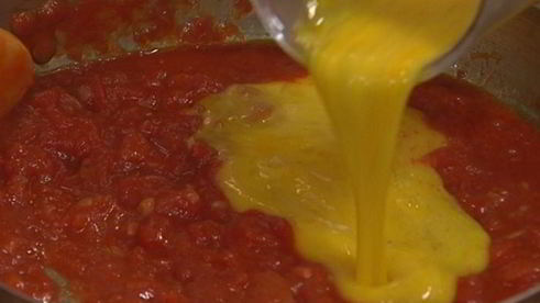 яичница-болтунья с помидорами и базиликом