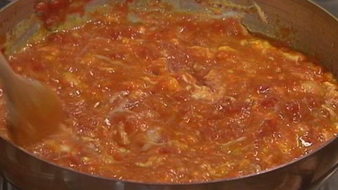 яичница-болтунья с помидорами и базиликом