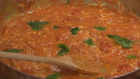 яичница-болтунья с помидорами и базиликом