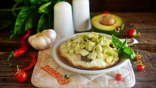 Яичница с беконом и авокадо