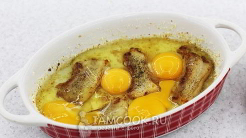 яичница с беконом и сыром
