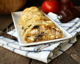 Яичница с филе и грибами в слоеном тесте