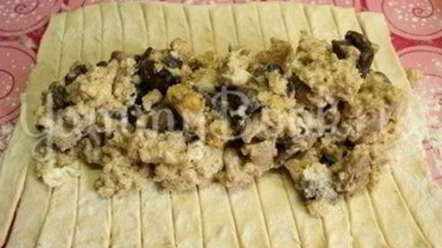 яичница с филе и грибами в слоеном тесте