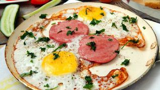 Яичница с колбасой