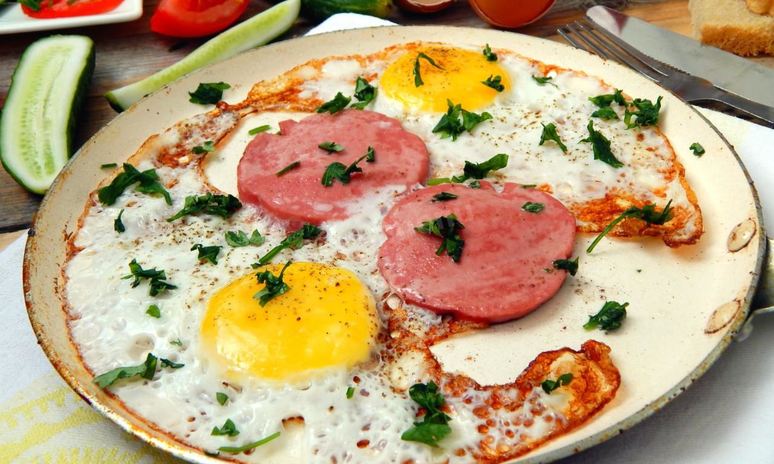 Рецепт яичницы с колбасой