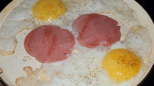 яичница с колбасой
