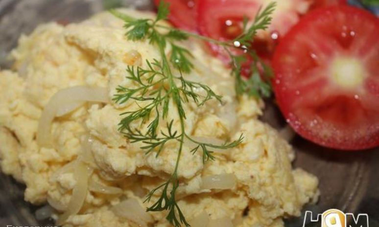 Рецепт яичницы с луком