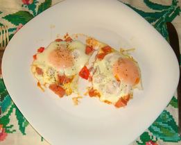 Яичница с помидорами и колбасой