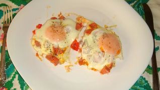 Яичница с помидорами и колбасой