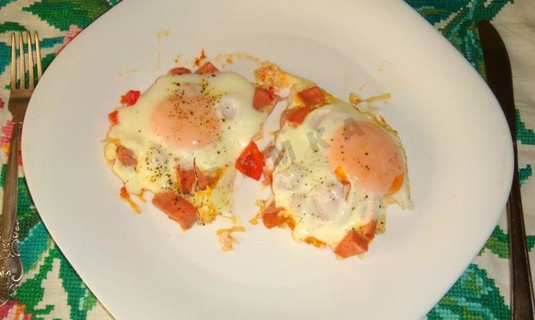 Рецепт яичницы с помидорами и колбасоя