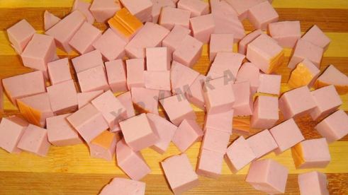 яичница с помидорами и колбасой