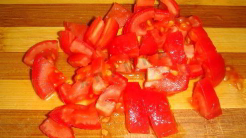 яичница с помидорами и колбасой