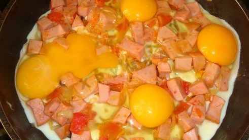 яичница с помидорами и колбасой