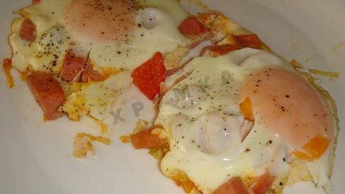 яичница с помидорами и колбасой