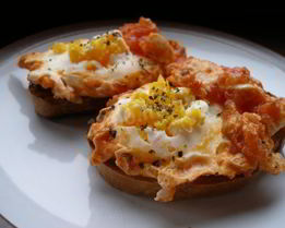 Яичница с помидорами и сыром