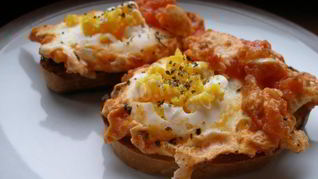 Яичница с помидорами и сыром