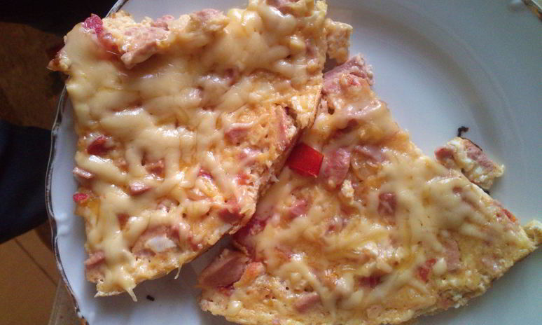 Рецепт яичницы с сосисками и помидорами