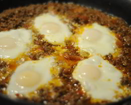 Яичница с тушенкой