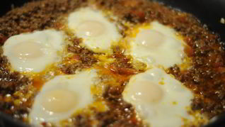 Яичница с тушенкой