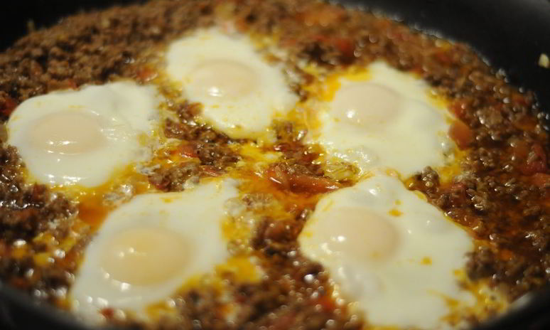 Рецепт яичницы с тушенкой