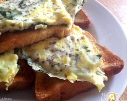 Яичница с зеленью и сыром на завтрак