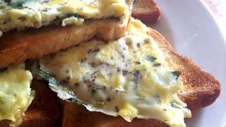 Яичница с зеленью и сыром на завтрак