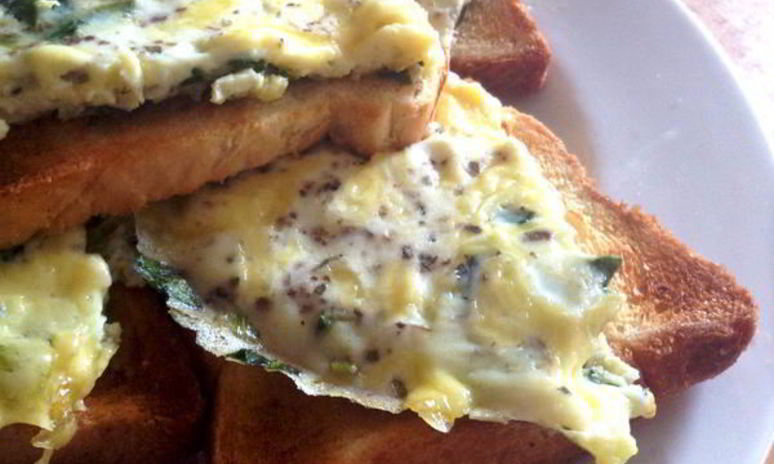 Рецепт яичницы с зеленью и сыром на завтрак