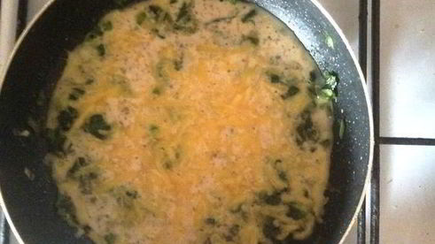 яичница с зеленью и сыром на завтрак