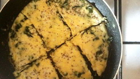 яичница с зеленью и сыром на завтрак