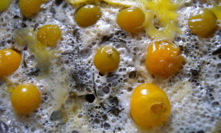 Рецепт яичницы со шпинатом и физалисом