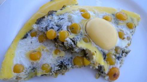 яичница со шпинатом и физалисом