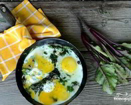 Яичница со свекольной ботвой