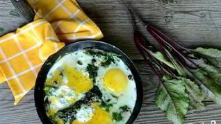 Яичница со свекольной ботвой