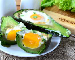 Яичница в авокадо
