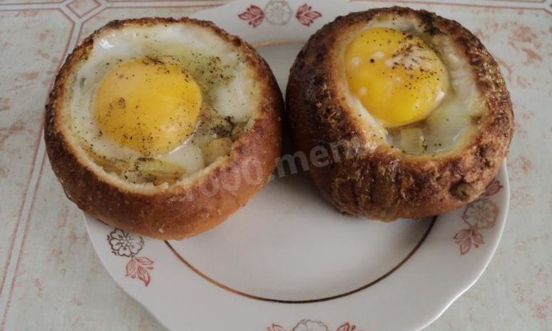 Рецепт яичницы в булочке