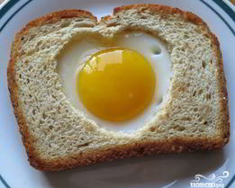 Яичница в хлебе Сердечко